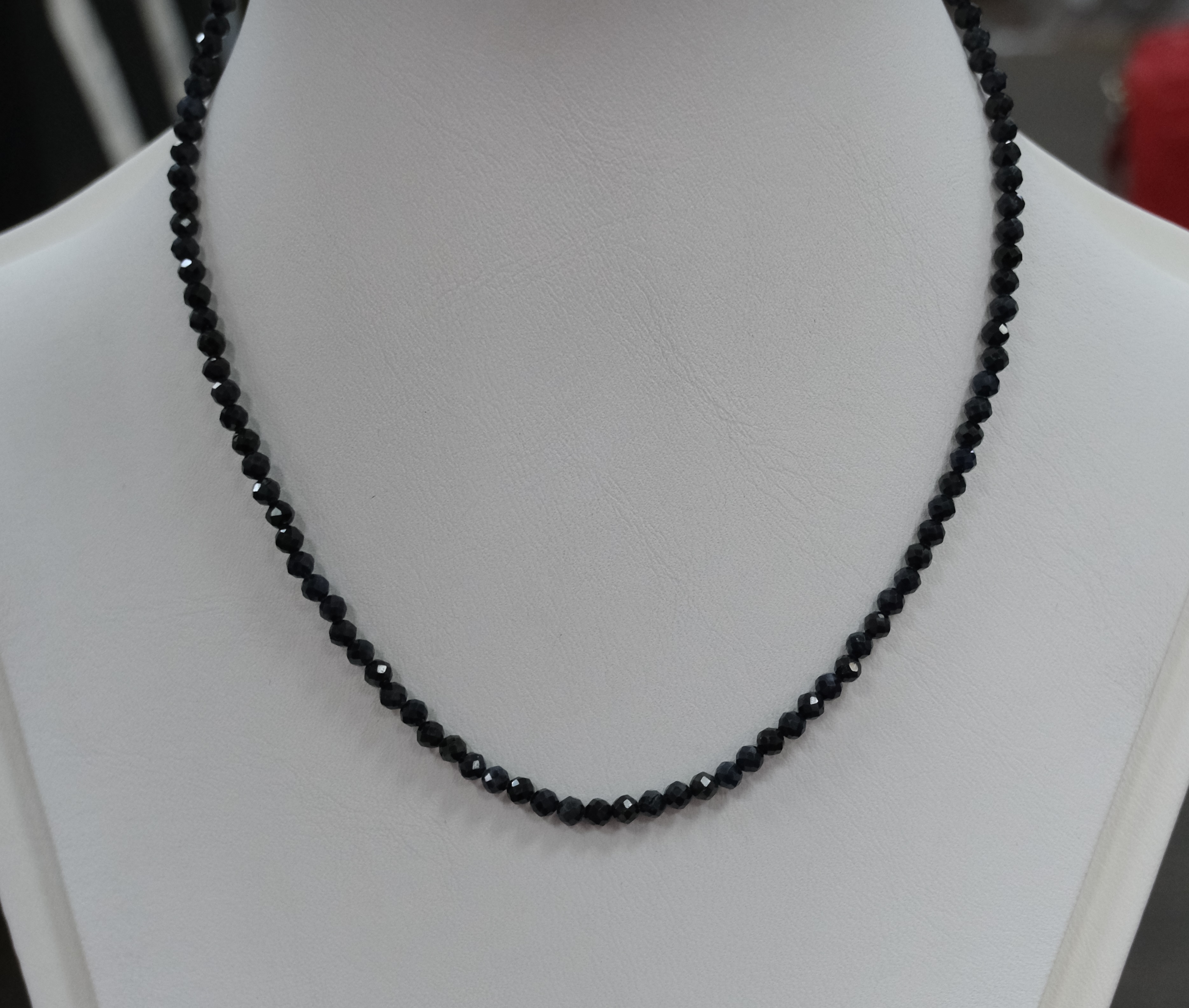 Бусы из корунда